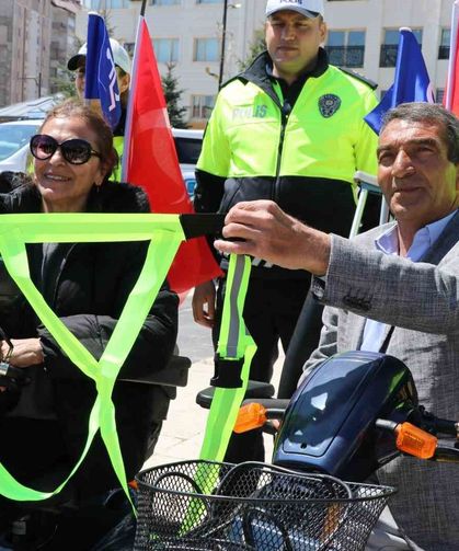 Sivas’ta Türkiye’de Bir İlk! Engelli Bireyler İçin Trafikte Görünürlüğü Artıran Uygulama