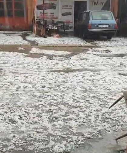 Adıyaman'da dolu yağışı hayatı olumsuz etkiledi