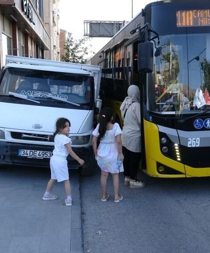 Malatya'da pes dedirten görüntü! Halk otobüsü tıkanınca bakın ne yaptılar...