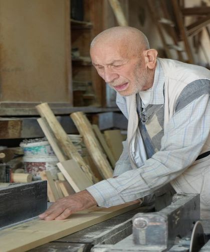 Babası Öğretti, Oğlu Devraldı! 90 Yaşındaki Marangozun 70 Yıllık Hikâyesi