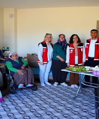 “İyilik Var” Dediler, Kapılarını Çaldılar! Elazığ’da Gönüllülerden Anlamlı Destek