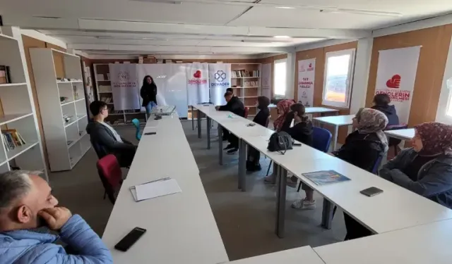 Malatya'da Depremzede Gençler Objektife Umutla Bakıyor