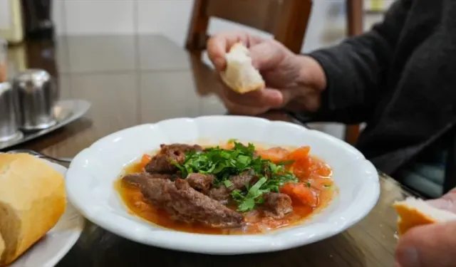 "En iyi kıyma yemeği" seçilen Tire şiş köfte lezzetini odun ateşi ve tereyağından alıyor