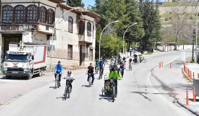 Yeşilyurt Bahara Pedal Açtı! Renkli Bisiklet Turuyla Doğa ve Spor Buluştu