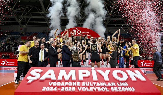 Fenerbahçe direnemedi: VakıfBank şampiyonluğa ulaştı