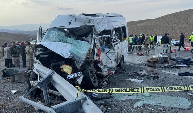 Van-Hakkari yolunda feci kaza:  Ölü sayısı 8'e yükseldi