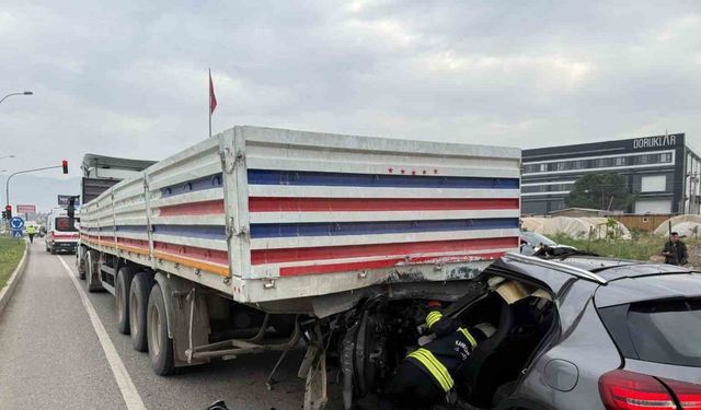 Kahramanmaraş'ta otomobil tırın altına girdi