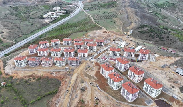Vali Yavuz, Hekimhan’da konutları inceledi