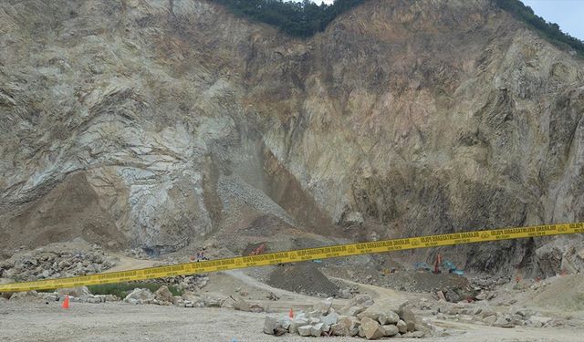 Taş ocağı çöktü,  14 kişi öldü