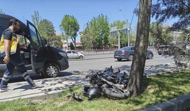 Kayseri'de motosiklet servise çarptı: 2 yaralı