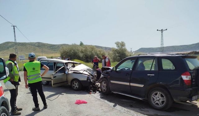 Kaza Faciası: Otomobil ile Cip Çarpıştı, Yaralılar Var