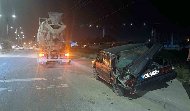 Malatya-Ankara Yolunda Kaza: Mikser Otomobile Çarptı, 1 Kişi Yaralandı
