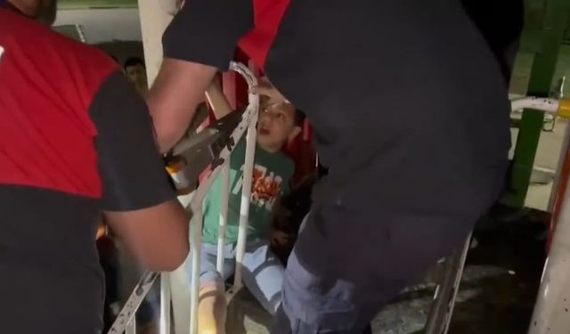 Şanlıurfa'da Parkta Korku Dolu Anlar: 8 Yaşındaki Çocuk Demir Korkuluğa Sıkıştı!