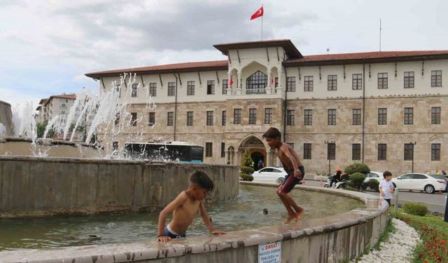 Sivas'ta Sıcaklar Bunaltınca Tehlikeye Aldırmadılar: Çocuklar Süs Havuzunda Serinledi