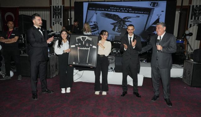Malatya'da enkazdan çıkan formayı Beşiktaş başkanı aldı