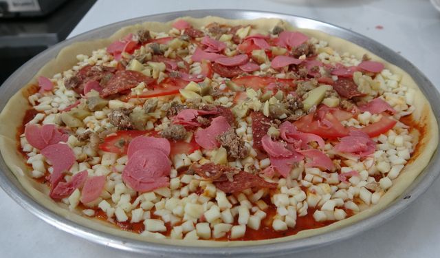 Akçadağ’ın tescilli lezzetlerini solladı! Bu pizzaya ilgi büyük!