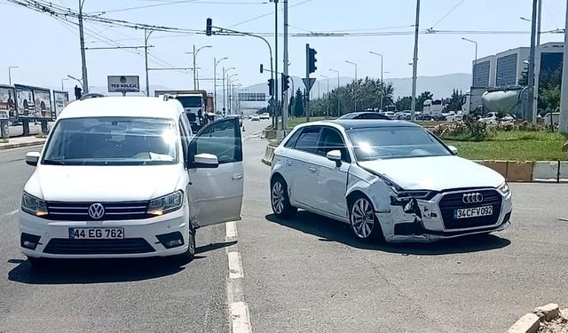 Turgut Özal Kavşağı’nda kaza: 2 yaralı!