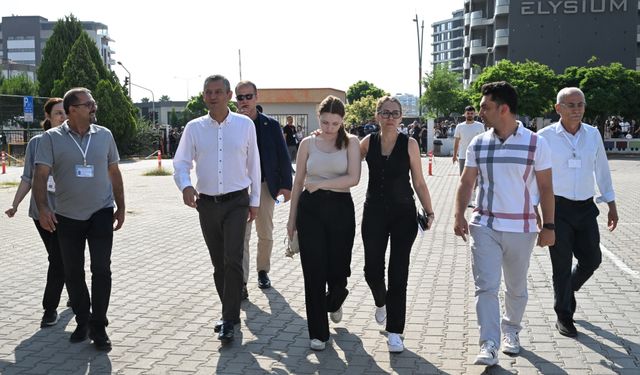Özgür Özel, yakışanı yaptı! Zeyrek'in kızını yalnız bırakmadı!