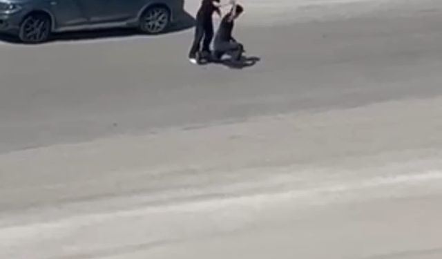 Kendisine şiddet uygulayan eşini savunan kadına vatandaşlardan tepki