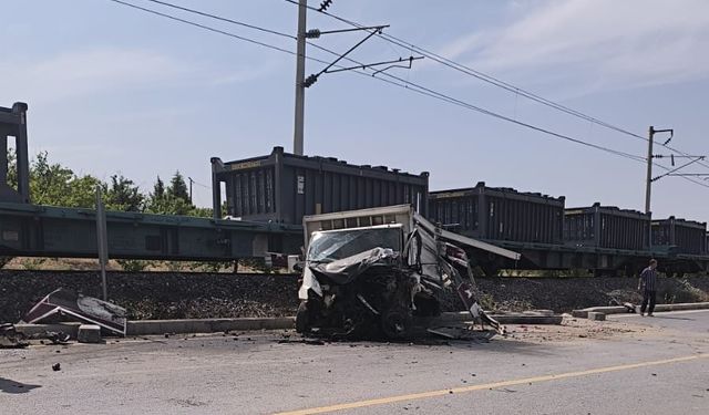 Malatya’da yük treni kamyonete çarptı