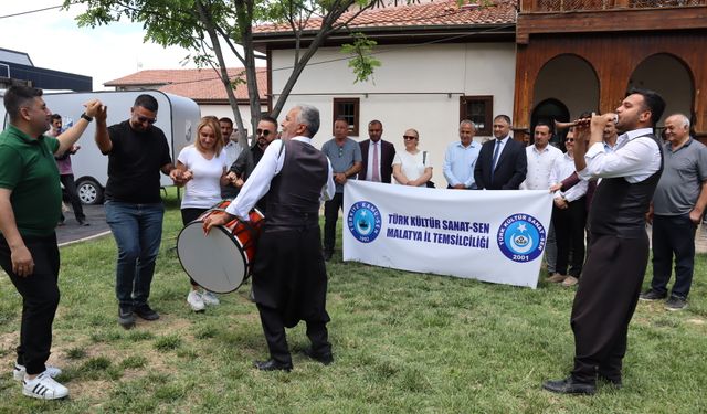 Türk Kültür Sanat-Sen Malatya'da davul zurnayla kutladı