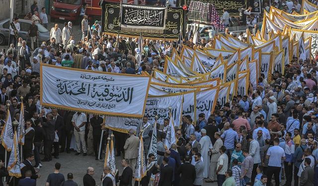 Mısırlı Müslümanlar, Hicri 1447 yılını Kahire sokaklarında zikir, ilahi ve yürüyüşlerle karşıladı