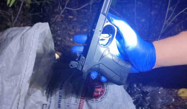 Ağaç altında çuval içinde tabanca ve tüfek parçaları bulundu