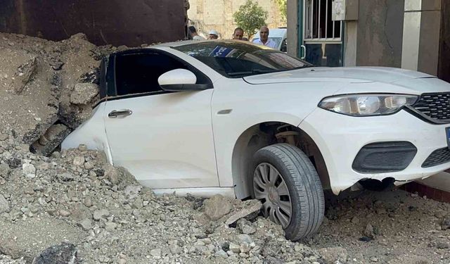 Elazığ’da hafriyat kamyonu otomobilin üzerinde devrildi: 1 yaralı