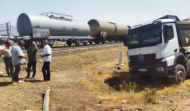 Elazığ’da tren kamyona çarptı: 1 yaralı