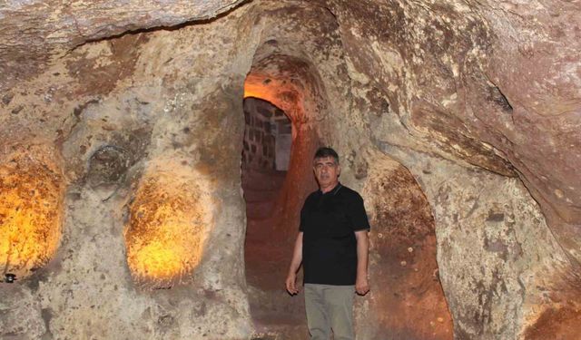 Evinin altında iki bin yıllık parmak izleriyle yaşıyor