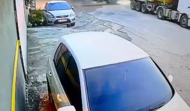 Hatay'da demir yüklü kamyon 8 metrelik duvardan bahçeye uçtu