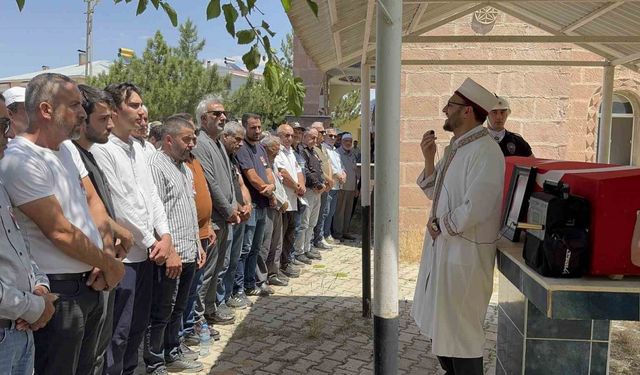 Kaza kurşunuyla ölen polisin cenazesi toprağa verildi