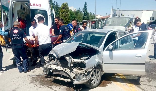 Malatya'da Belediyenin Önünde Feci Kaza: 4 Yaralı
