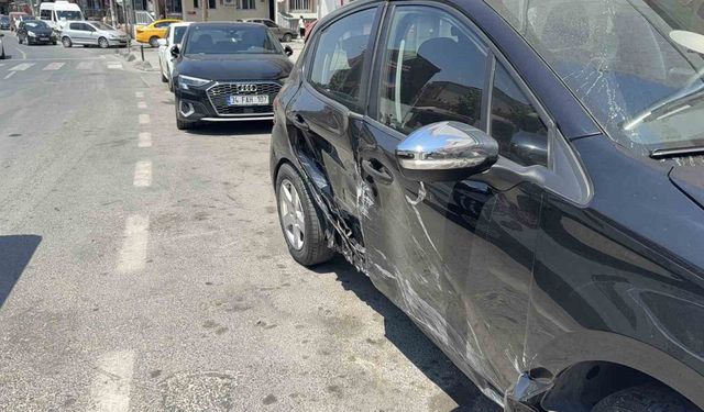 Sara krizi geçirdiği iddia edilen sürücü, yol kenarındaki araca çarptı: 1 yaralı