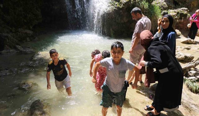 Sıcaktan kaçan şelalede serinledi