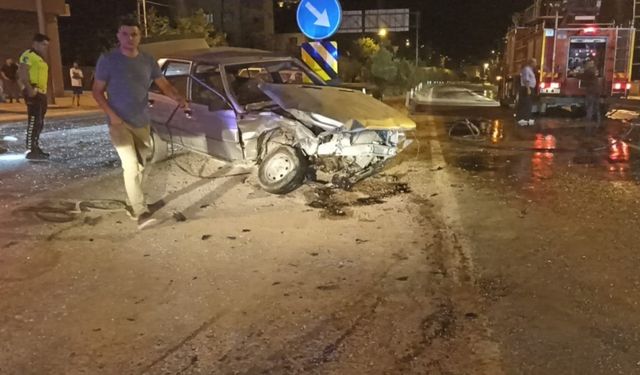 Sivas'ta iki otomobil kafa kafaya çarpıştı: 1’i ağır 2 yaralı