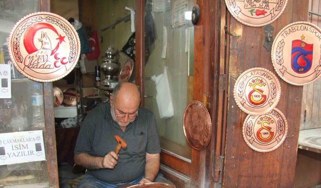 Yusuf Usta Hem Bakıra Şekil Veriyor Hem Gaziantep Türküleri Söylüyor
