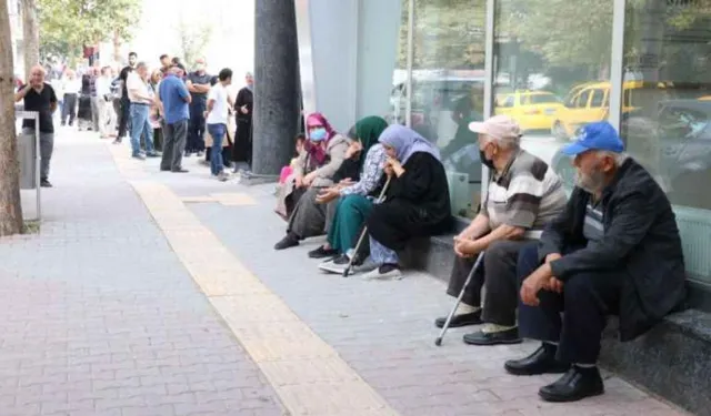 Memur ve Emekliye %15,57 Zam! Maaş Farkı Ne Zaman Yatacak?