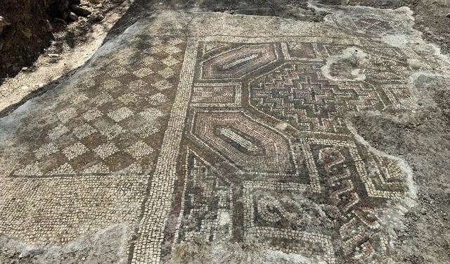 Diyarbakır Ergani'de Mezarda Tarih Çıktı: 1700 Yıllık Mozaik Bulundu!