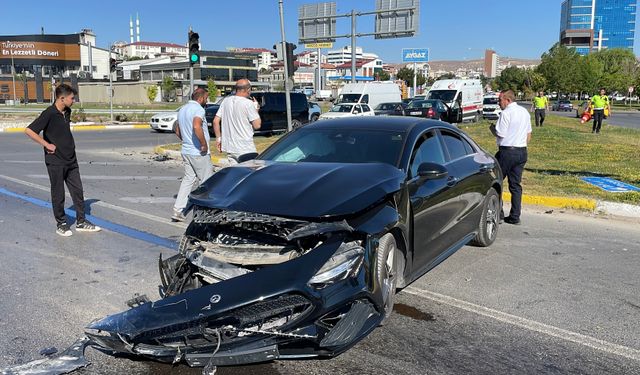 Kavşakta kafa kafaya çarpışma: 3 yaralı!