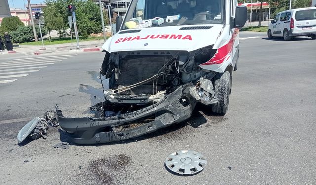 Malatya’da kaza ihbarına giden ambulans kaza yaptı