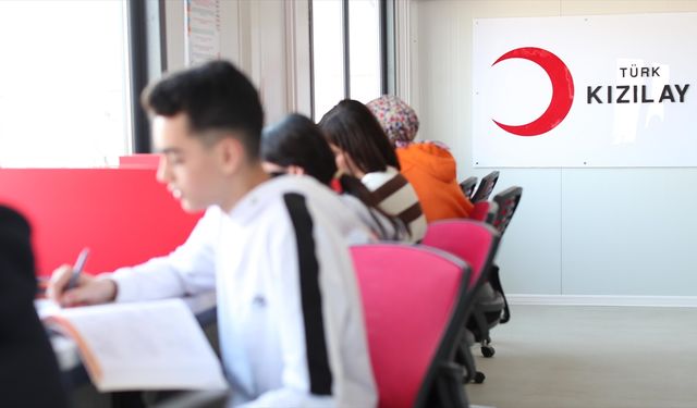 Kızılay deprem bölgesinde kurdu, 504 genç üniversiteli oldu