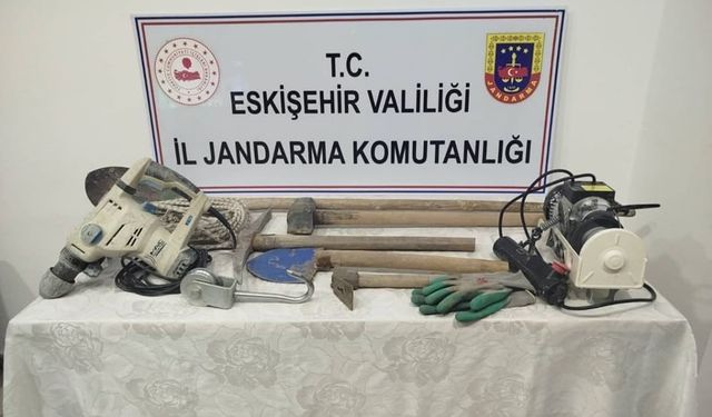 Babasına ait bahçede kaçak kazı yapan şüpheli yakalandı