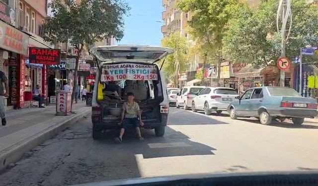 Çocuğun araç arkasındaki tehlikeli yolculuğu kamerada