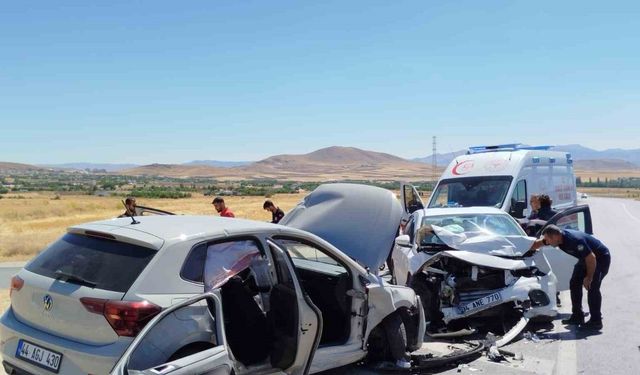 Elazığ'da Feci Kaza: İki Otomobil Çarpıştı, 7 Yaralı!