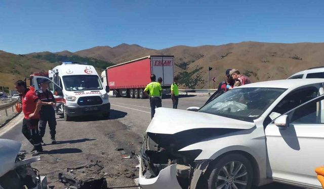 Erzincan’da iki otomobil çarpıştı: 3 kişi ölü, 6 kişi yaralandı
