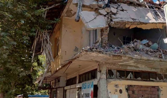 Gölbaşı’nda yıkılmayan bina tehlike saçıyor