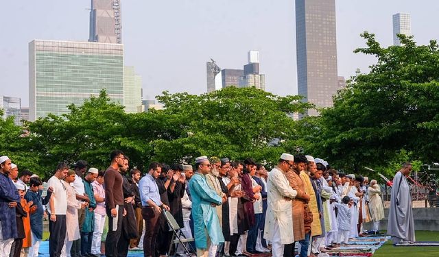 Şok Yasa Tasarısı: Sokakta Namaz Kılmak Yasaklanacak mı?