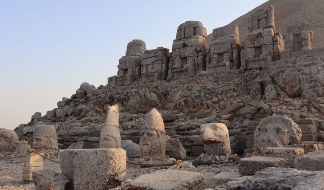 Nemrut güzelliğiyle hem büyülüyor hem hayran bırakıyor