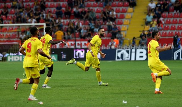 Göztepe ligin yenilgisiz 3 takımı arasında